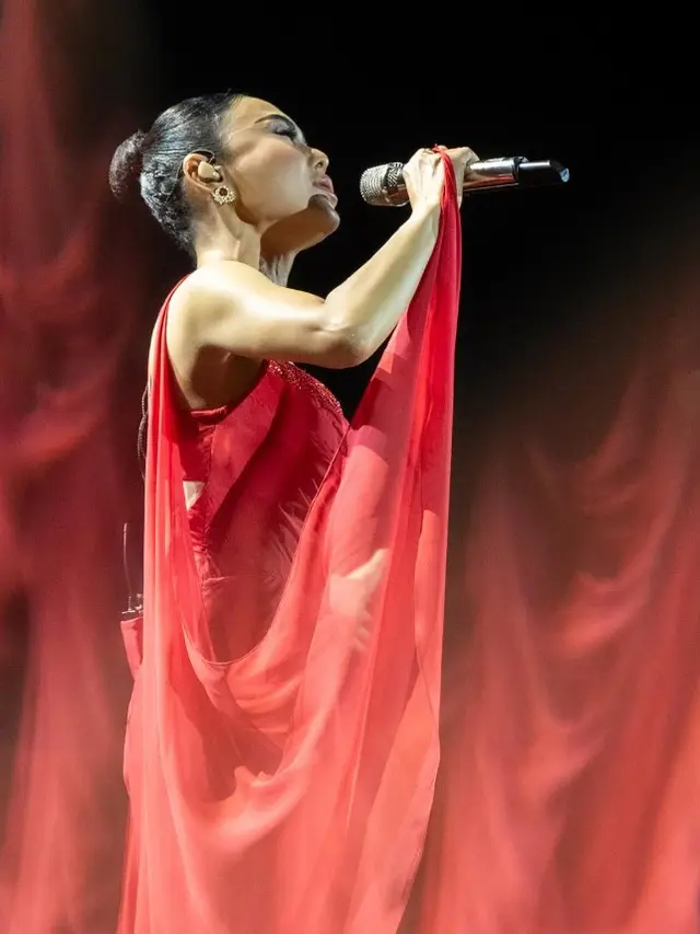 Pesona Yuni Shara Pakai Dress Merah Panjang saat Konser Tunggal Perdana di Istora Senayan