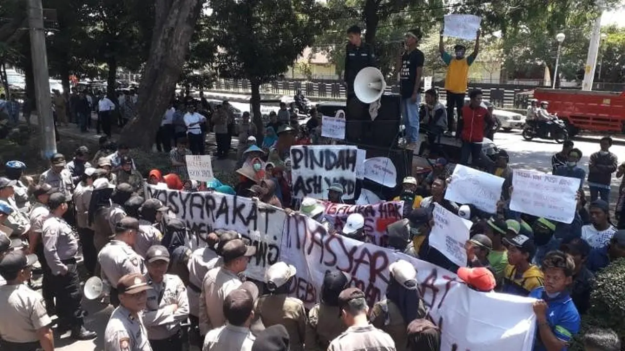 Ilustrasi - Demo limbah PLTU Baturraden. (Foto: Liputan6.com/Muhamad Ridlo)