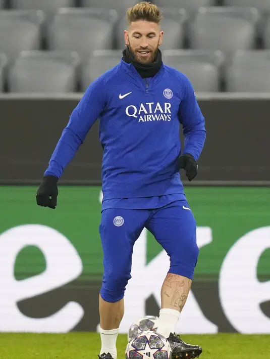 <p>Sergio Ramos dari PSG menendang bola saat sesi latihan di Munich, Jerman, Selasa (7/3/2023). Pada leg pertama babak 16 besar Liga Champions, PSG kalah dari Bayern Muenchen di kandang sendiri dengan skor 0-1 lewat gol tunggal Kingsley Coman pada menit 53. (AP Photo/Matthias Schrader)</p>