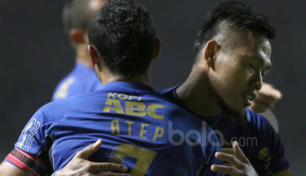 Pemain Persib Bandung, Atep dan Toni Sucipto merayakan gol kedua saat melawan PS TNI pada lanjutan Liga 1 2017 di Stadion Pakansari, Bogor, Sabtu (22/4/2017). PS TNI bermain imbang 2-2. (Bola.com/Nicklas Hanoatubun)