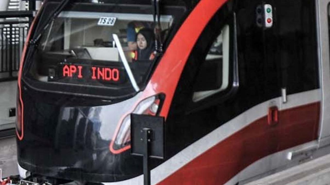 LRT Arah Cibubur Rusak, Penumpang Terpaksa Turun di Cawang