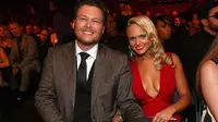 Kabar perceraian menghampiri rumah tangga Blake Shelton dan Miranda Lambert. Namun, Blake Shelton langsung menepis rumor tersebut. (sumber: billboard)