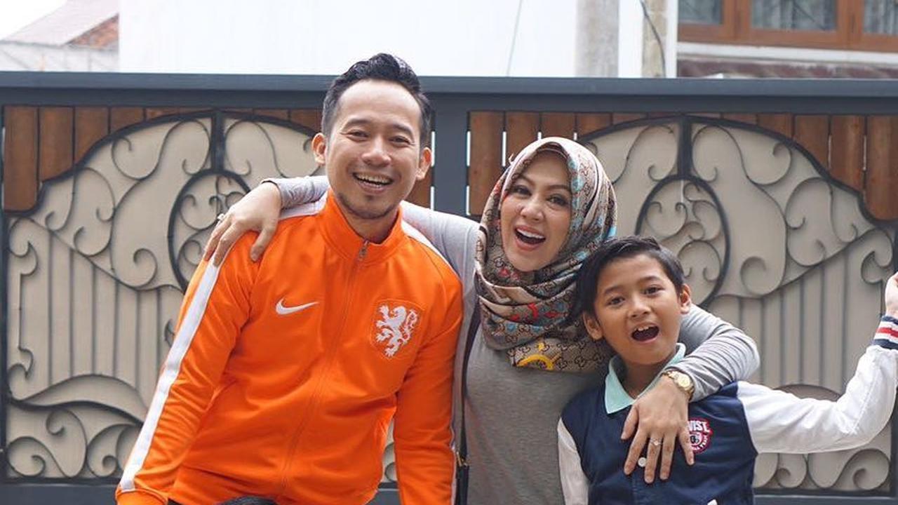 [Bintang] Denny Cagur dan Istri