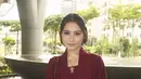 Di tengah suasana pernikahan yang hangat dan intimate, penampilan Prilly terasa mencolok dengan cara yang subtle, menggabungkan keanggunan klasik dan sentuhan modern yang relevan dengan gaya perempuan masa kini.  [@prillylatuconsina96].