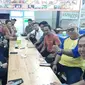 Sejumlah pengurus provinsi Federasi Panjat Tebing Indonesia (FPTI) mendukung Muhammad Ridho Ficardo (kedua dari kiri) sebagai ketua umum baru menggantikan Yenny Wahid dalam munas di Jakarta pada Desember 2023.