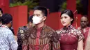Erina dan Kaesang tampil dengan kebaya berkerah Shanghai. Keduanya mengenakan batik yang sama dengan warna maroon yang elegan. [Foto: Instagram/ Erina Gudono]