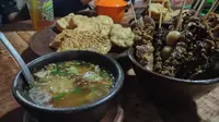 Soto gerabah, Sensasi Kulineran dengan Mangkuk dari Tanah Liat (Dewi Divianta/Liputan6.com)
