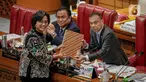 Menteri Keuangan Sri Mulyani menyerahkan berkas kepada Wakil Ketua DPR RI Sufmi Dasco Ahmad saat Rapat Paripurna DPR RI Ke-23 Masa Persidangan V Tahun 2022-2023 di Nusantara II, Kompleks Parlemen MPR/DPR-DPD, Senayan, Jakarta, Selasa (30/5/2023). Rapat paripurna ini membahas Tanggapan Pemerintah terhadap Pandangan Fraksi atas Kerangka Ekonomi Makro dan Pokok- Pokok Kebiiakan Fiskal (KEM dan PPKF) RAPBN Tahun Anggaran 2024. (Liputan6.com/Faizal Fanani)