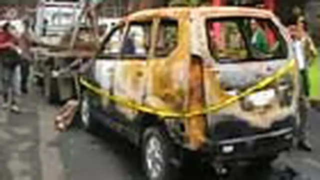 Seluruh bangkai mobil sisa kerusuhan di Mojokerto, hari ini dievakuasi dari halaman kompleks pemerintahan ke kantor kepolisian setempat. 