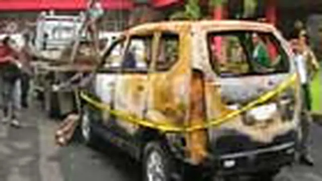 Bangkai Mobil Pascakerusuhan Dievakuasi