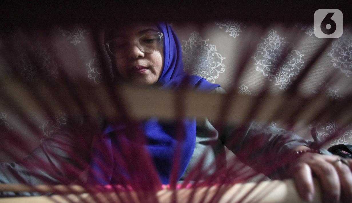 Warga mengikuti pelatihan pembuatan kain tenun motif Betawi di Rusunawa Jatinegara, Jakarta, Rabu (13/11/2019). Pemerintah akan memprioritaskan penyaluran KUR kelompok, seiring dengan diturunkannya suku bunga KUR per 1 Januari 2020 menjadi 6 persen, dari  7 persen. (Liputan6.com/Angga Yuniar)