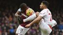 Gelandang Liverpool, Emre Can, berebut bola dengan pemain West Ham, Enner Valencia, pada laga Liga Premier Inggris. Akibat kekalahan itu Liverpool tertahan di peringkat 8 klasemen. (Reuters/Tom Melville)  