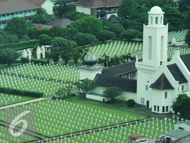 Suasana tempat pemakaman perwira militer Belanda di Ereveld Menteng Pulo, Jakarta Selatan, Jumat (29/4). Pemakaman tersebut merupakan salah satu dari dua ereveld yang berada di Jakarta. (Liputan6. com/Gempur M Surya)