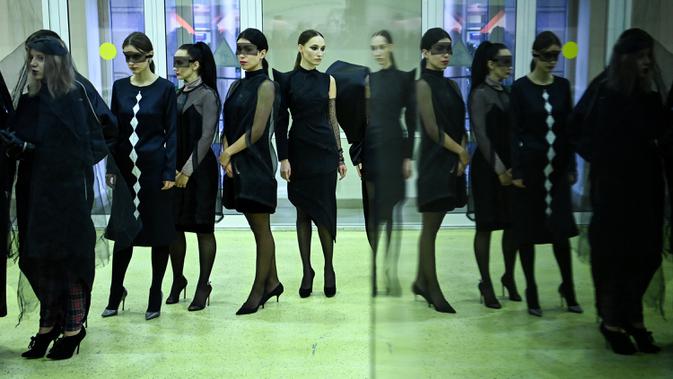 Model berpartisipasi dalam peragaan busana gaun berkabung selama pameran pemakaman di Moskow, Rusia pada Rabu (21/10/2020). (Photo by Kirill KUDRYAVTSEV / AFP)