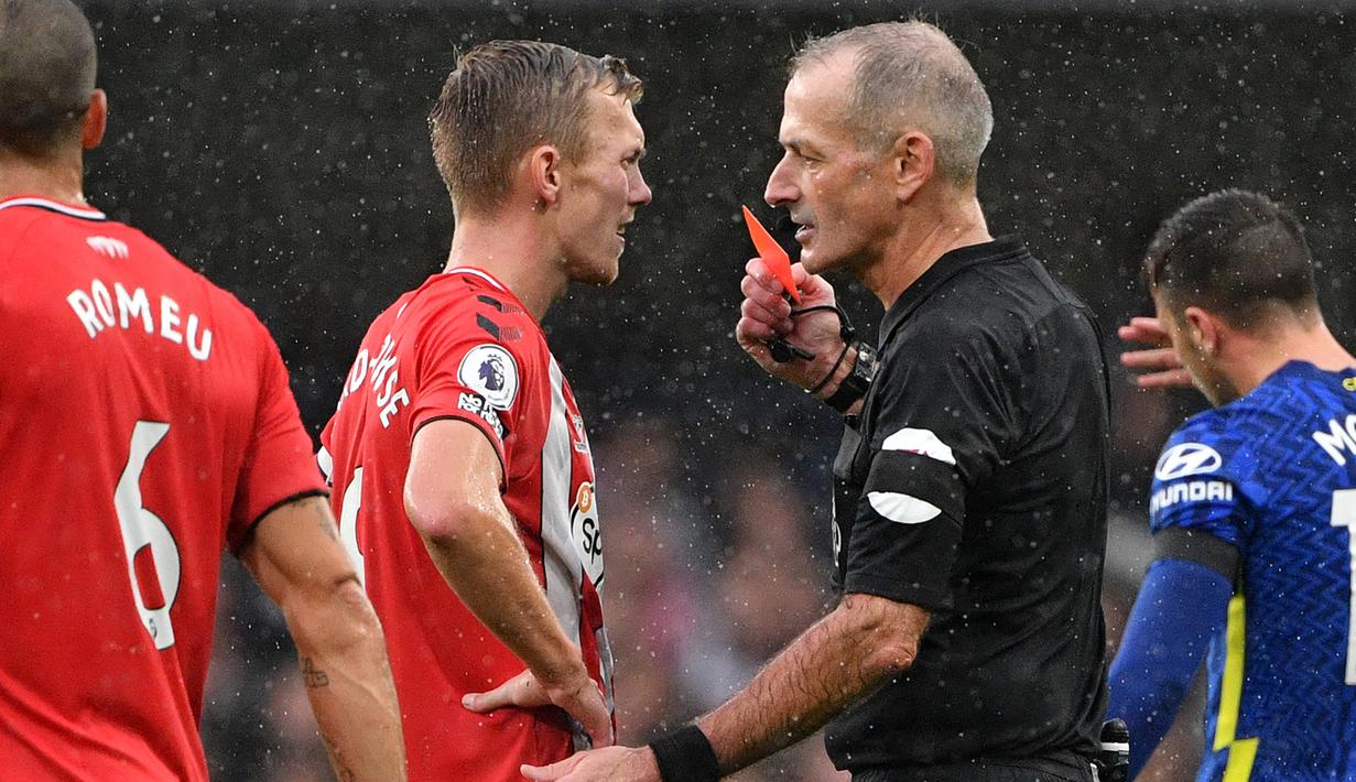 James Ward-Prowse justru mendapat kartu merah langsung pada menit ke-77. Melalui rekaman VAR, ia dinyatakan melakukan tekel berbahaya terhadap Jorginho. (AFP/Justin Tallis)