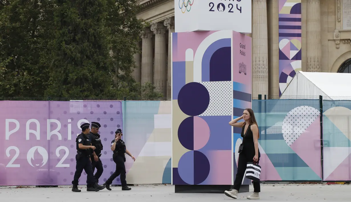 Petugas polisi berpatroli menjelang ajang Paralimpiade 2024 di luar Grand Palais, Paris, Selasa, 20 Agustus 2024. (AP Photo/Aurelien Morissard)