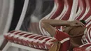 Seorang pemain Persija Jakarta menutup wajahnya usai disingkirkan Home United pada laga Piala AFC di SUGBK, Jakarta, Selasa (15/5/2018). Persija takluk 1-3 dari Home United. (Bola.com/M Iqbal Ichsan)
