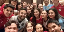 Pertandingan final FIFA ASEAN Cup 2026 disaksikan oleh sederet pasutri selebriti. Dari bangku penonton, mereka memberi semangat Timnas Indonesia untuk mengalahkan timnas Thailand. Seperti apa gaya busananya? [@miktambayong]