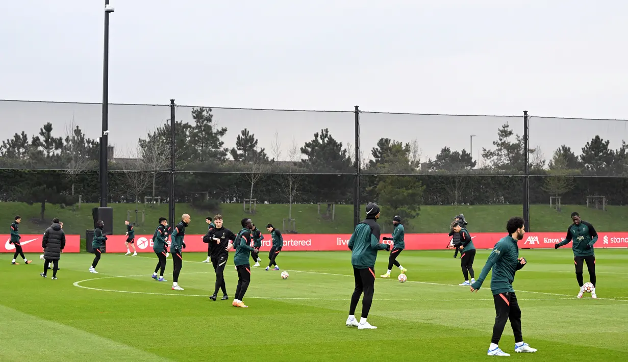 Para pemain Liverpool ambil bagian dalam sesi latihan jelang melawan Benfica pada pertandingan leg kedua perempat final Liga Champions di tempat latihan Liverpool FC di Liverpool, Inggris, 12 April 2022. Liverpool. (Paul ELLIS/AFP)