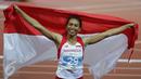 Atlet putri Indonesia, Maria Londa melakukan selebrasi usai memastikan meraih emas cabang atletik nomor lompat jangkit di National Stadium, Singapura, Kamis (11/6/2015). Maria mencatat lompatan sejauh 13,75 meter. (Liputan6.com/Helmi Fithriansyah)