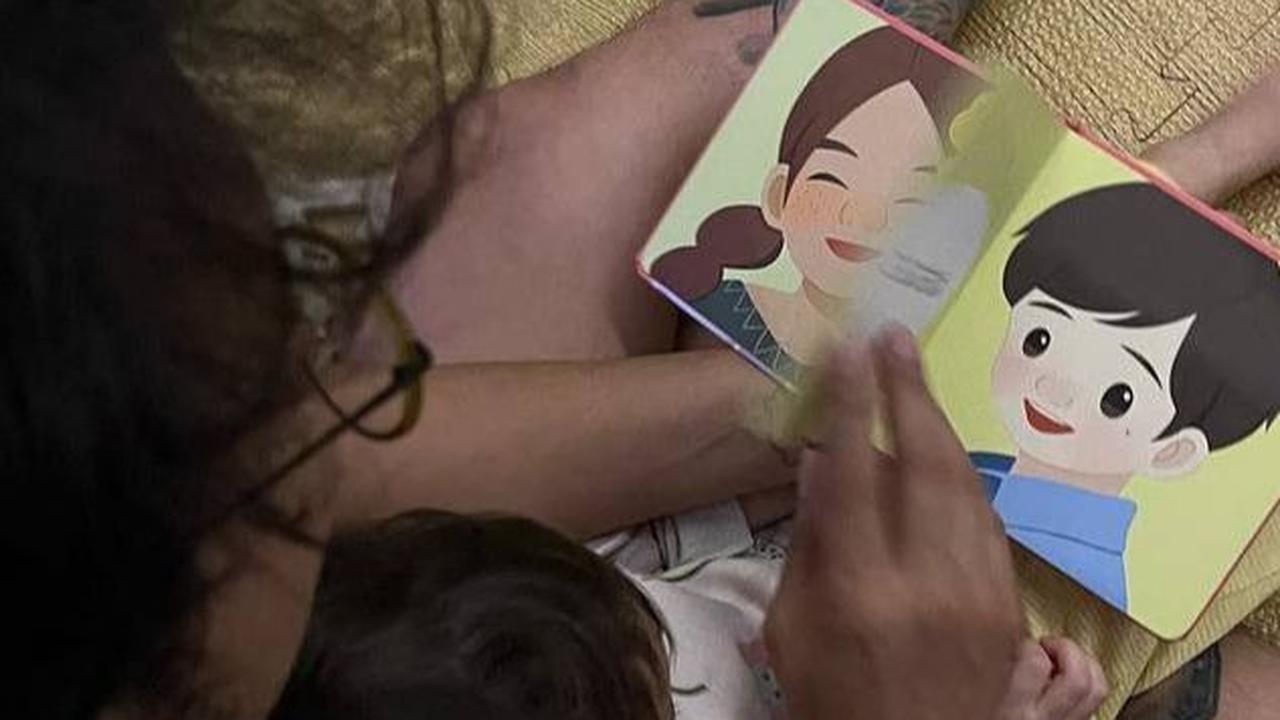 Dimas menikmati waktu berkualitas dengan putri cantiknya, menghibur dengan membacakan cerita sambil mendekap Djiwa dengan penuh kasih.