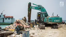 Pekerja mengerahkan ekskavator dalam proyek pembangunan dermaga di Pulau Pramuka, Kepulauan Seribu, Jakarta, Rabu (28/11). Proyek pembangunan dermaga yang sudah dimulai sejak tahun lalu itu terus dikebut pengerjaannya. (Liputan6.com/Faizal Fanani)