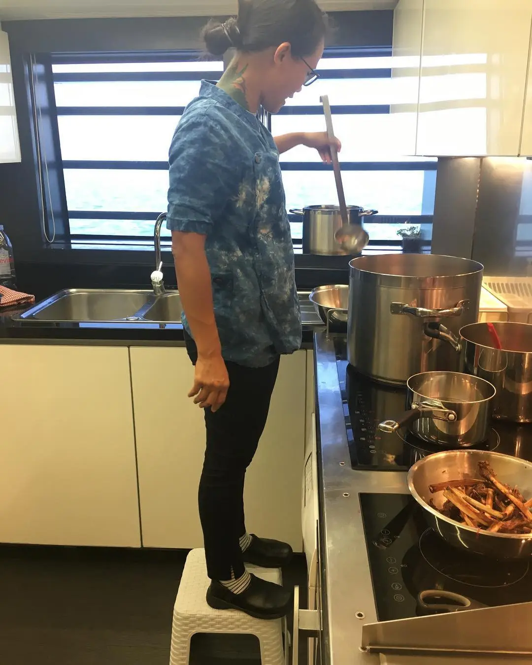 Tak bisa hidup tanpa kursi tambahan. (Via: buzzfeed.com)