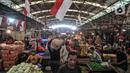 Aktivitas pedagang di Pasar Induk Kramat Jati, Jakarta Timur, Rabu (14/12/2022). Berdasarkan data Pusat Informasi Harga Pangan Strategis (PIHPS) Nasional pada hari ini, sejumlah komoditas menunjukkan kenaikan. (merdeka.com/Iqbal S. Nugroho)
