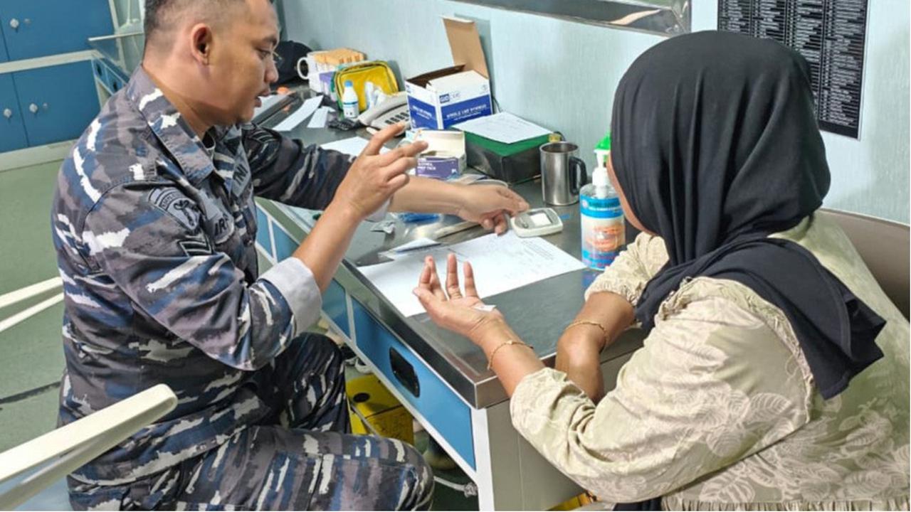 KRI Wahidin Sudirohusodo Layani Ratusan Warga Papua di Dermaga Wanam