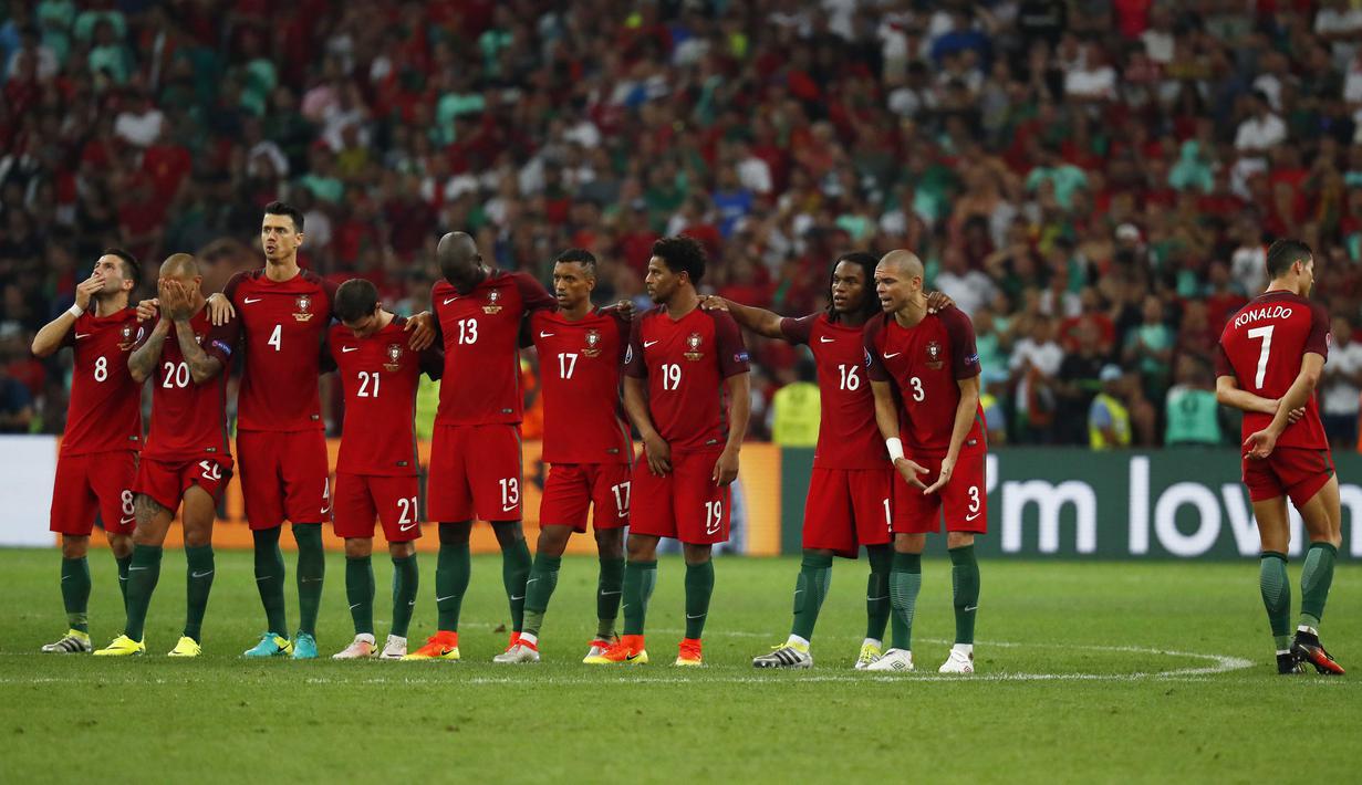 Cristiano Ronaldo (kanan) terlihat takut menaatap penalti saat melawan Polandia pada perempat final Piala Eropa 2016 di Stade Velodrome, Marseille, Jumat (30/6/2016) dini hari WIB.  (REUTERS/Kai Pfaffenbach)
