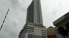 Seorang wanita nekat loncat dari Apartemen Thamrin City, Jakarta.
