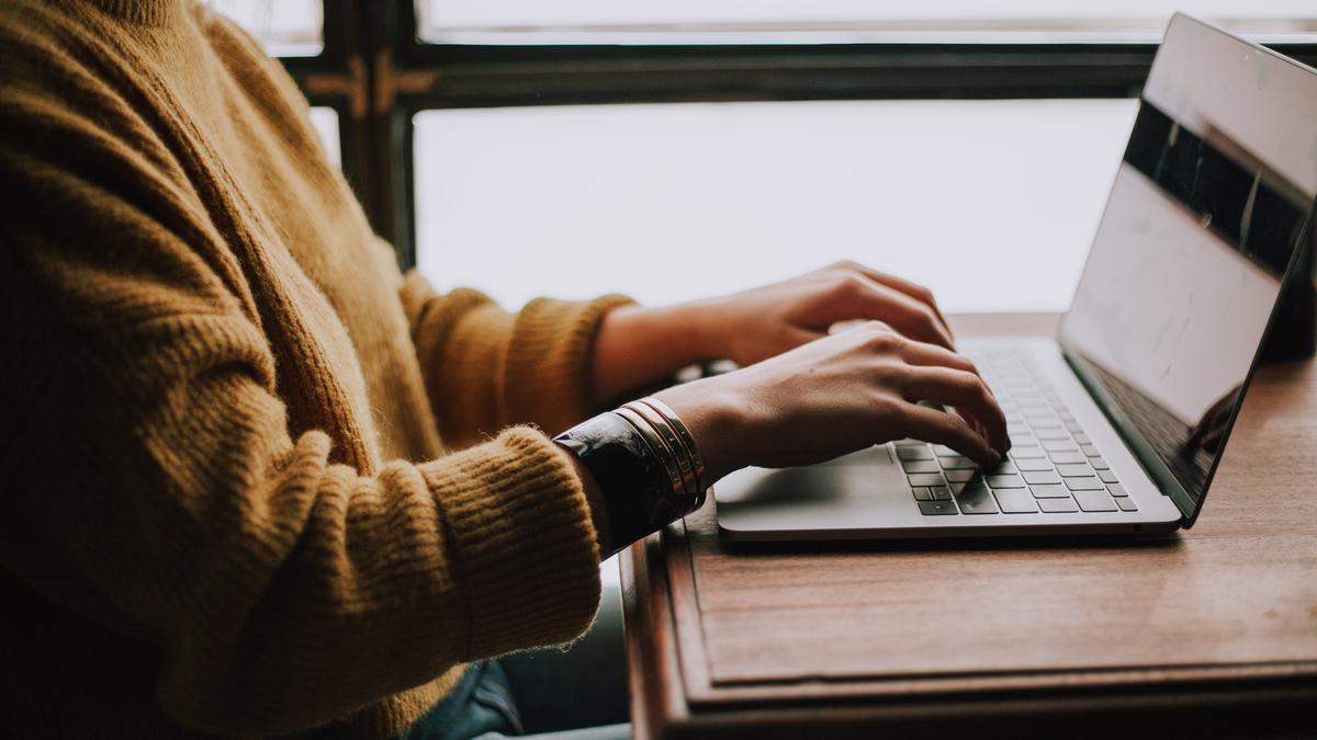 Cara Mengatasi Laptop Ngelap dan Tidak Bisa Diklik, Efektif