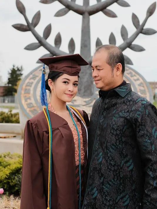 Di hari bahagia itu, Yoriko ditemani sang ayah, Agus Pebrianto. [instagram/yorikoangln_]