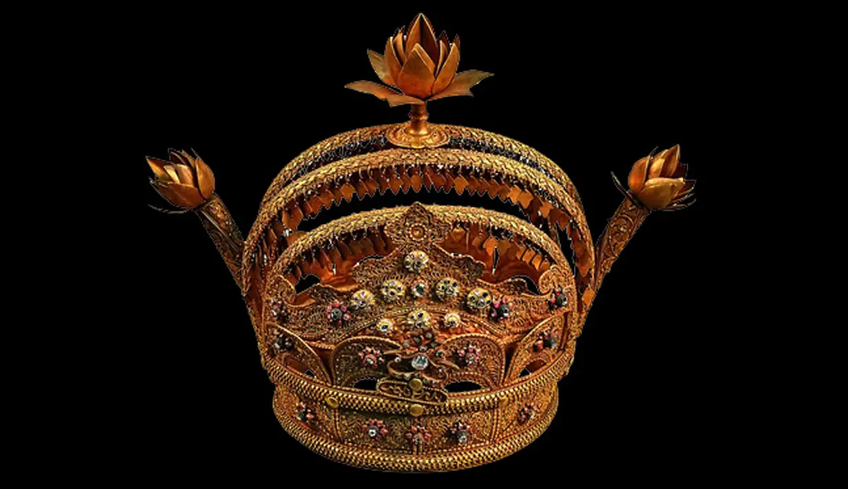 Mahkota emas Kesultanan Siak. Mahkota ini terdiri dari material berupa emas, batu mulia dan batu permata.Mahkota ini dibuat dari emas dan dihiasi permata,  berlian dan  batu mirah delima. (Komunitas Majapahit/mahkota/wwn)