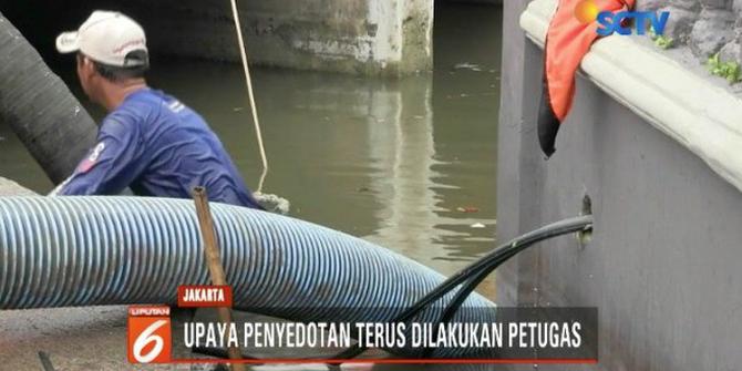 Petugas Masih Sedot Banjir di Muara Angke