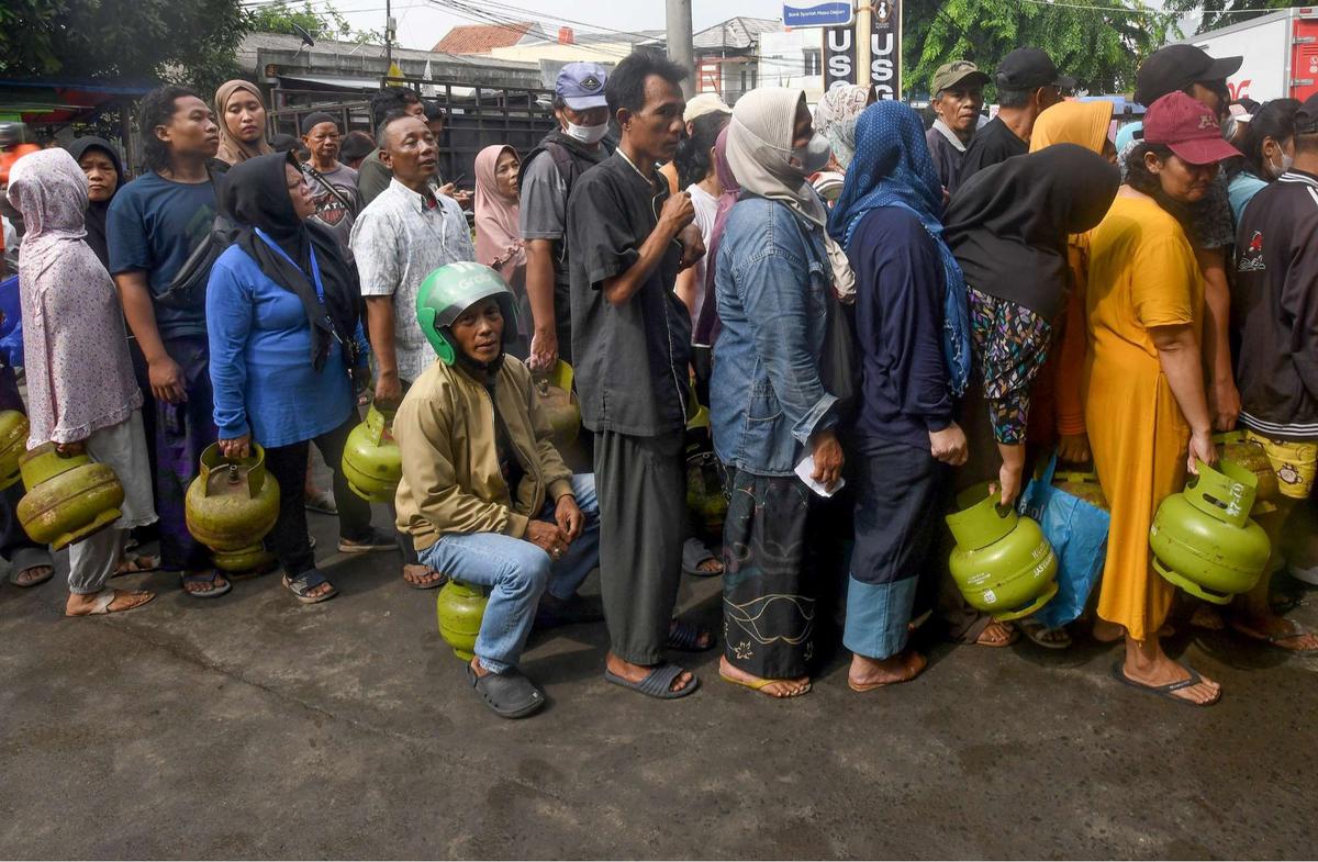 Antrean pembeli gas 3 kg