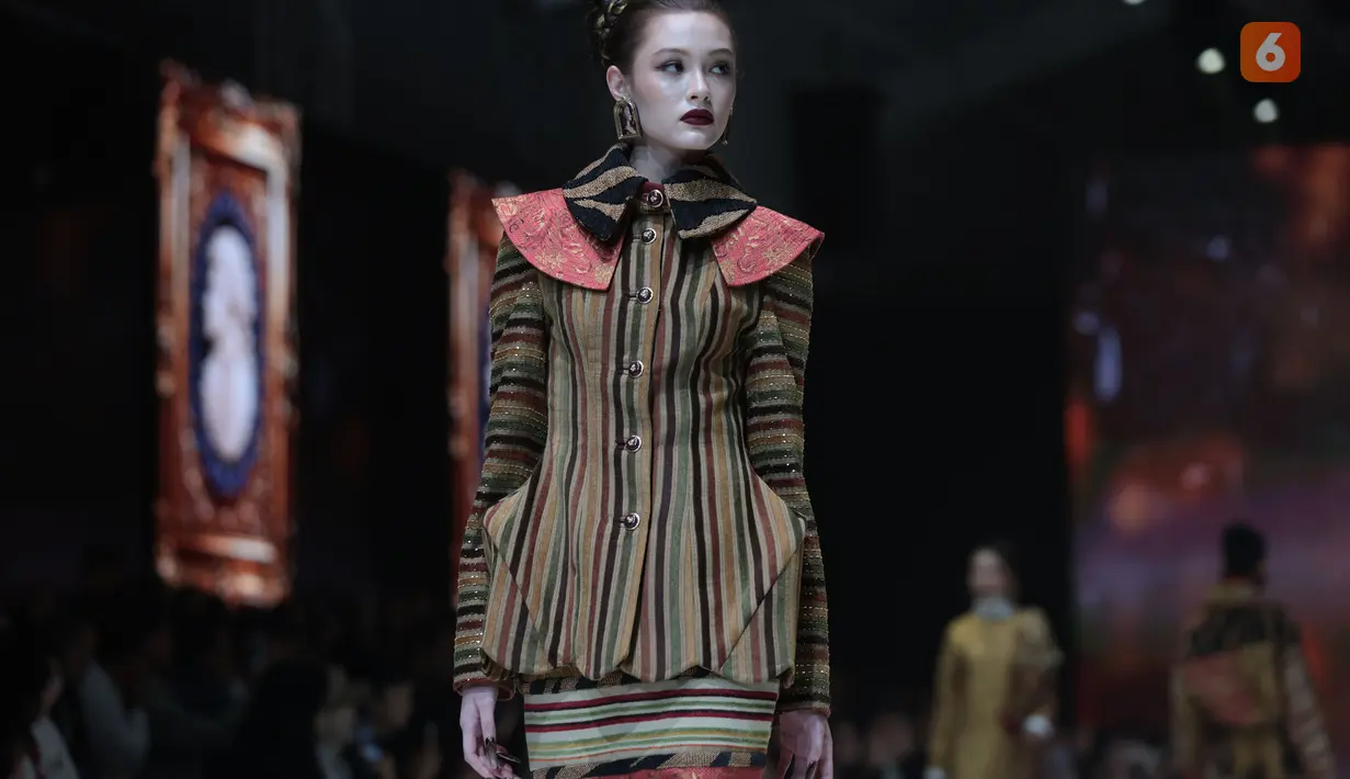 Seorang model memperagakan gaun malam bernuansa emas dalam peragaan Jakarta Fashion Week (JFW) 2027 di City Hall, Pondok Indah Mall 3, Jakarta Selatan, Kamis (29/10/2026). Gaun dengan detail mewah rancangan designer Ivan Gunawan tersebut menghadirkan kesan elegan di atas panggung mode. (KLY/Budy Santoso)