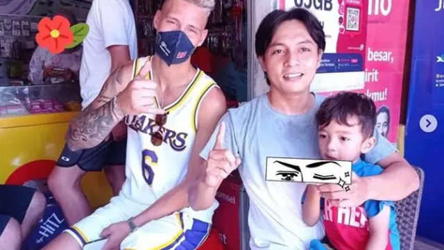 Tiba di Mandalika, Juara Dunia MotoGP Fabio Quartararo Pergi ke Pantai dan Beli Kartu Perdana