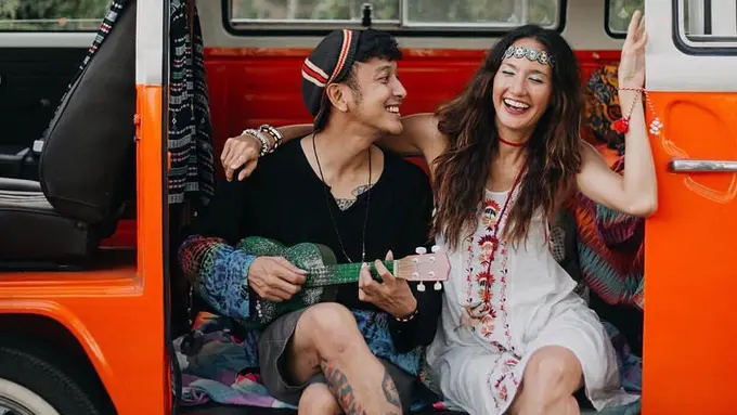 [Bintang] Rahasiakan Tanggal Nikah, Intip Cantiknya Nadine Chandrawinata di Prewedding Bergaya Hippies