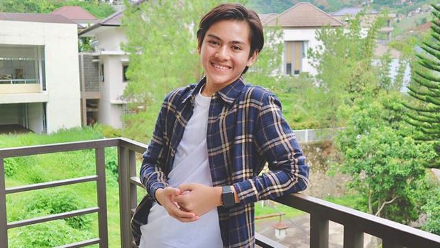 Gaya Kasual Rey Bong, Simpel dan Tetap Keren