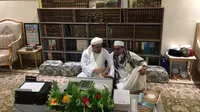 Ketua Majelis Syuro Partai Keadilan Sejahtera (PKS) Salim Segaf Jufri bertemu Pimpinan FPI Rizieq Shihab di Kota Mekkah, Arab Saudi. (Merdeka.com)