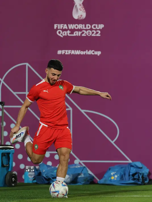 Gelandang Maroko #13 Kursi Ilias mengambil bagian dalam sesi latihan  jelang menghadapi Portugal pada perempat final Piala Dunia 2022, di Stadion Al Duhail SC di Doha, Jumat (9/12/2022). Setelah menjuarai Grup F, Maroko menyingkirkan Spanyol di babak 16 besar. (KARIM JAAFAR / AFP)