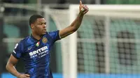 Bek Inter Milan, Denzel Dumfries berselebrasi usai mencetak gol ke gawang Inter Milan pada pertandingan lanjutan Liga Serie A Italia di Stadion San Siro, di Milan, Italia, Minggu (20/3/2022). Inter Milan bermain imbang atas Fiorentina 1-1. (AP Photo/Antonio Calanni)