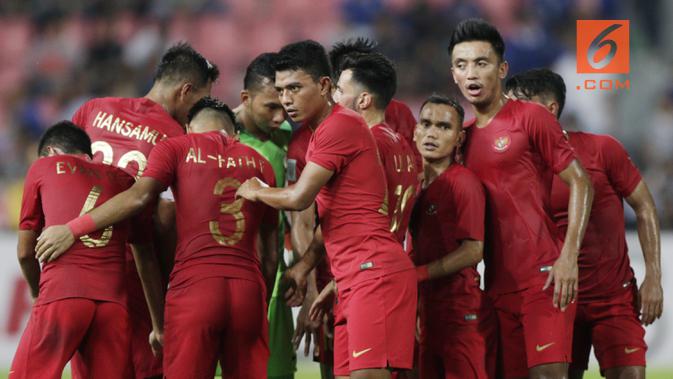 Para pemain Timnas Indonesia bersiap saat akan melawan Thailand pada laga Piala AFF 2018 di Stadion Rajamangala, Bangkok, Sabtu (17/11). Thailand menang 4-2 dari Indonesia. (Bola.com/M. Iqbal Ichsan)