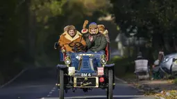 Peserta London to Brighton Veteran Car Run melewati desa Staplefield, London tenggara, Minggu (7/11/2021). Acara ini diselenggarakan atas nama Royal Automobile Club, yang menekankan bahwa acara tersebut bukan perlombaan. (Kirsty O'Connor/PA via AP)