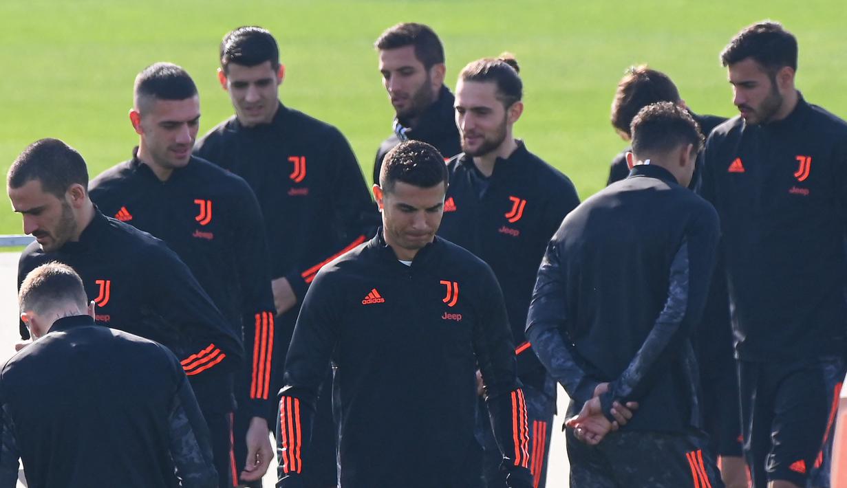 Para pemain Juventus mengambil bagian dalam sesi latihan di tempat latihan Juventus di Turin, Italia (16/2/2021).  Pelatih Andrea Pirlo menyatakan dua nama dipastikan tidak akan bermain karena cedera yaitu Paulo Dybala dan Leonardo Bonucci. (AFP/Marco Bertorrello)