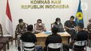 Anggota Komnas HAM menerima perwakilan Aliansi Masyarakat Anti Mafia Tambang di Kantor Komnas HAM, Menteng, Jakarta Pusat, Kamis (24/11/2022). Perusahaan tambang PT Amman Mineral yang berlokasi di Batu Hijau atau sekitar 40 kilometer dari Ibu Kota Kabupaten Sumbawa Barat dituduh melanggar hak asasi manusia karena kebijakan memberangus serikat pekerja atau union busting. (Liputan6.com/Faizal Fanani)