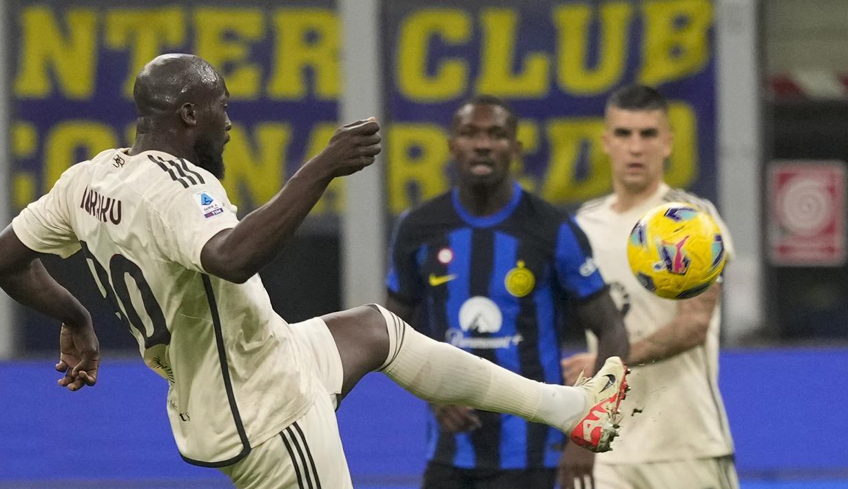 Pemain AS Roma, Romelu Lukaku (kiri) berusaha mengontrol bola saat pertandingan pekan ke-10 Liga Italia 2023/2024 melawan Inter Milan yang berlangsung di San Siro Stadium, Milan, Minggu (29/10/2023). (AP Photo/Antonio Calanni)