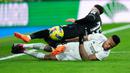 Pemain Real Sociedad Diego Rico (atas) berebut bola dengan pemain Real Madrid Eder Militao pada pertandingan sepak bola Liga Spanyol di Stadion Santiago Bernabeu, Madrid, 29 Januari 2023. Pertandingan berakhir imbang 0-0. (AP Photo/Manu Fernandez)