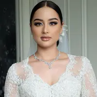 Riasan karya MUA Bennu Sorumba membuat wajah Amanda terlihat lebih flawless.
